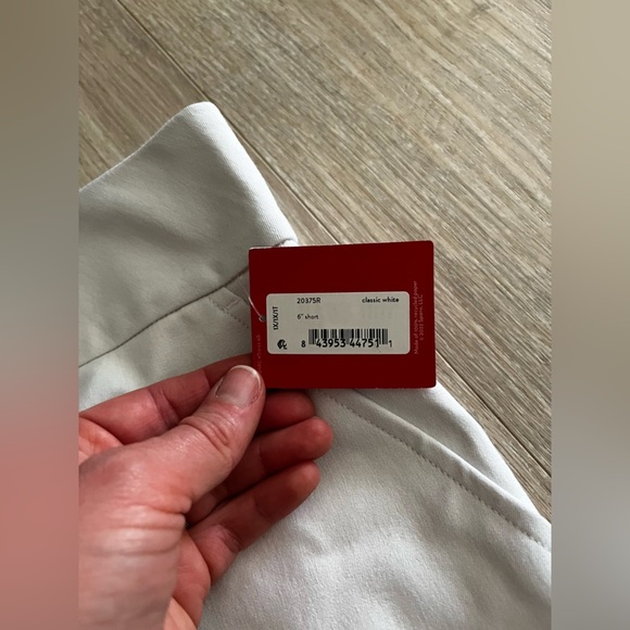 NWT Spanx Women’s On-The-Go 6” Shorts White - Size 1X - Picture 3 of 9